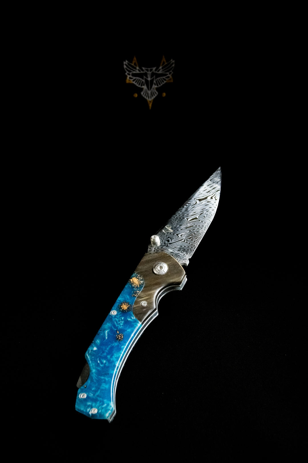 Einhändig zu öffnendes Messer aus blauem Stierhorn