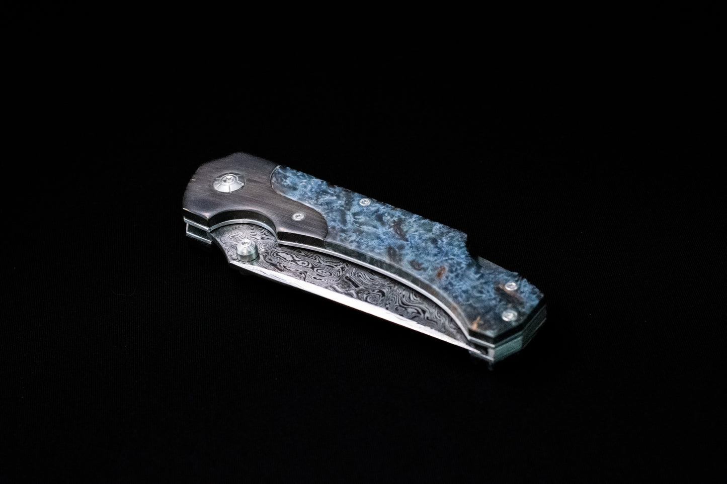 One-Handed Opening Knife in Bull Horn and Blue Birch Root