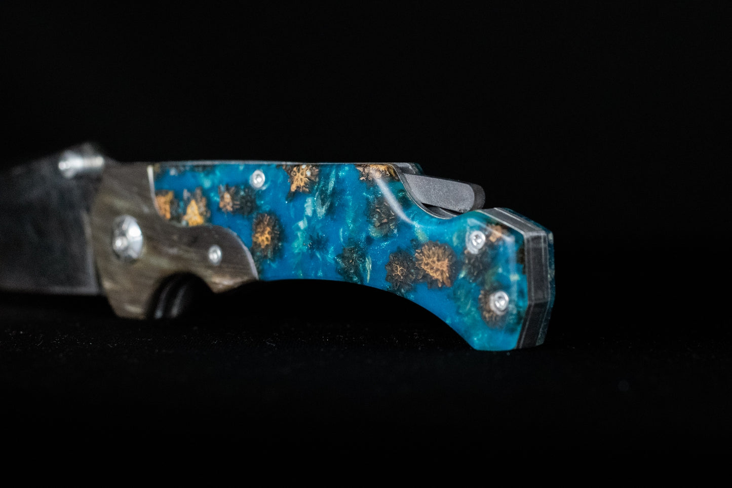 One-Handed Opening Knife in Blue Bull's Horn