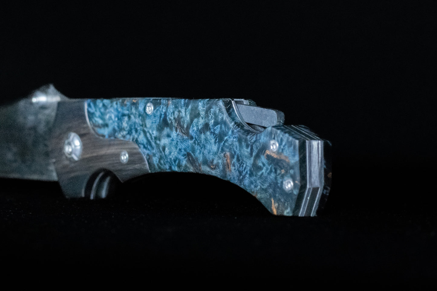 One-Handed Opening Knife in Bull Horn and Blue Birch Root